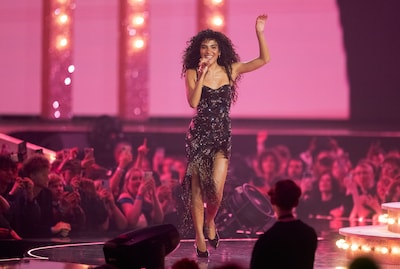 Olivia Dean doet niet aan toegiften: na concert vol hoogtepunten zegt ze gedag en daar blijft het bij