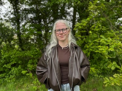 Ondanks visuele beperking haalde Nina (22) haar rijbewijs: ‘Ik geef niet snel op’