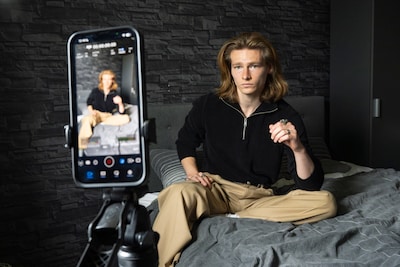 Valentijn (23) verdient soms salaris met vijf cijfers als influencer, maar monteert zijn video’s nog op de zolderkamer bij zijn moeder