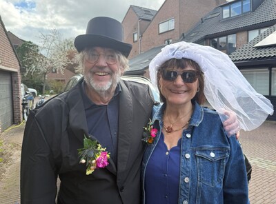 Henk Westbroek door dochter verrast met huwelijksfeest