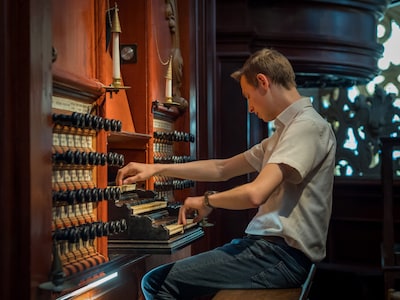Organist Jan Hogendoorn speelt marktconcert tijdens eerste AaltenDag in Aalten