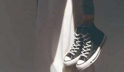 Schoenenmerk Converse trekt reclame terug na felle kritiek: ‘Lijkt op verheerlijking van de Ku Klux Klan’