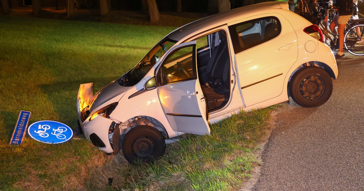 Twee auto’s hard in botsing in Lunteren, voertuigen belanden in weiland en sloot