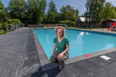Jitske en Daniël openen na vijftig jaar een nieuw zwembad: vandalen zorgen direct voor 16.000 euro aan schade