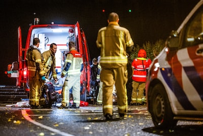 Man (63) overleden nadat auto met vrouw en kind te water raakt bij Dordrecht