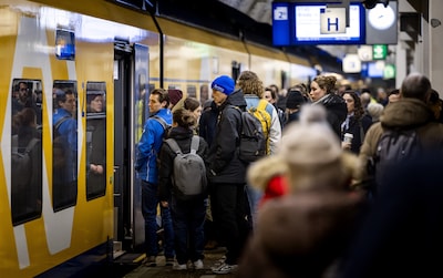 Op het station blijkt: één reiziger kan een hele menigte sturen