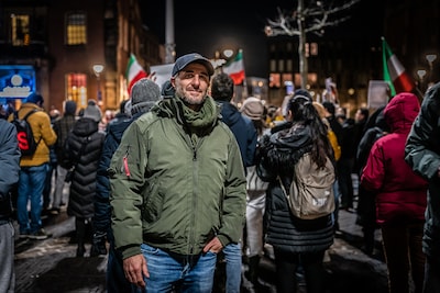 Arash maakt zich grote zorgen: ‘Mijn broer is van het demonstreren en dat is in Iran nu levensgevaar