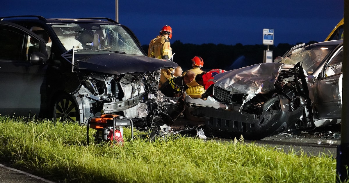 Man overleden bij frontale botsing tussen auto en rouwauto in Oosteind: vier anderen naar ziekenhuis.