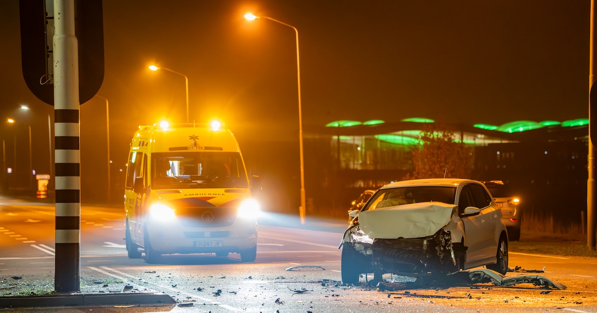 Mogelijk drugs in spel bij botsing tussen twee auto’s: gewonde man (63) naar ziekenhuis