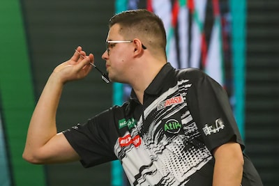 LIVE WK darts | Gian van Veen begonnen aan clash tegen Gary Anderson, Luke Littler eerste finalist na eenvoudige zege