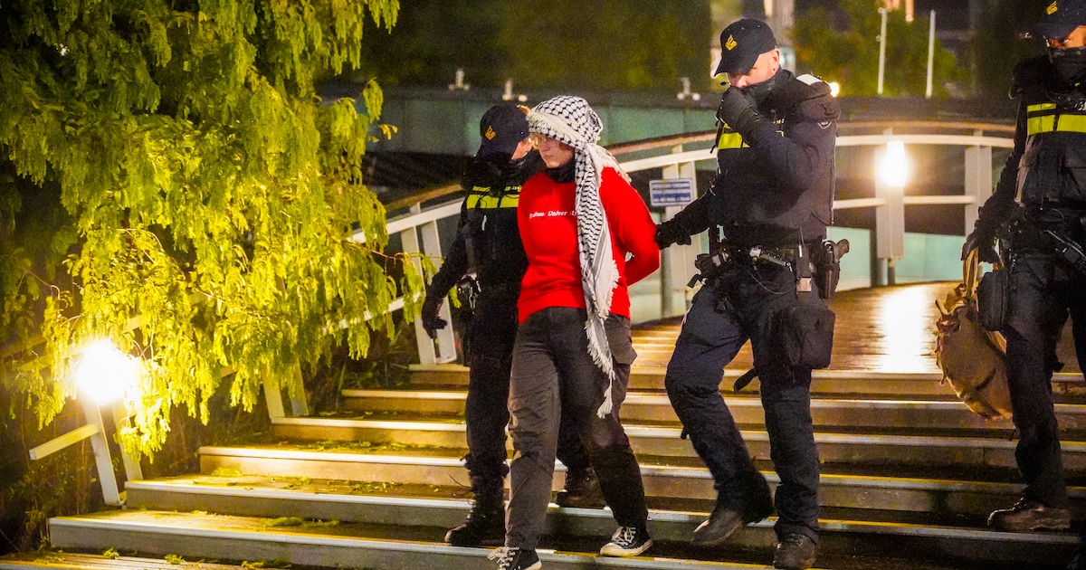 LIVE Bezetting Radboud | Bezetting voorbij: 23 activisten opgepakt •  Reactie decaan: 'Beste scenario' | Nijmegen | De Gelderlander.nl