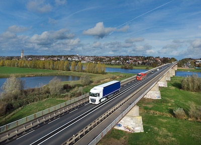 Nog jarenlang in de file voor de Rijnbrug: wanneer wordt-ie nu eindelijk verbreed?