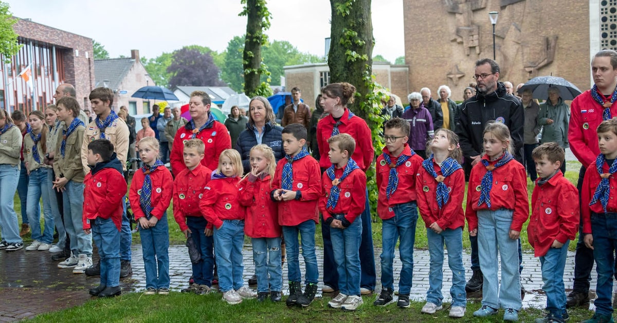Scouting Overloon herdenkt en boog van ballonnen voor gouden paar uit Ooij