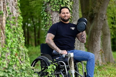 Jermaine werd geplet onder vrachtwagen, nu waarschuwt hij voor gevaren wegenbouw: ‘Veertigste operatie’