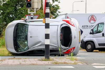Auto belandt op zijkant na botsing op kruising in Culemborg