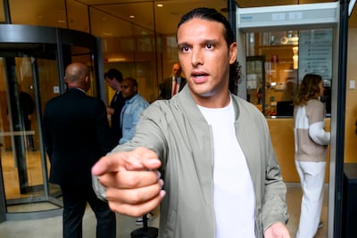 Ali B stapt podium op om te praten over ondernemen maar wie achter de organisatie zit is een raadsel