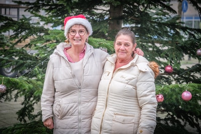 Jolande (64) hangt een bal in de kerstboom voor overleden ouders die ze ‘ontiegelijk mist’: ‘Zijn al