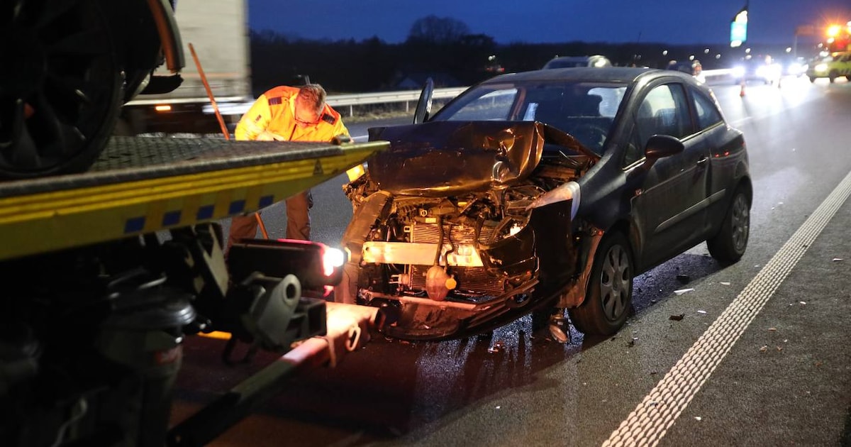 Twee auto’s botsen op snelweg bij Apeldoorn, lange file opgelost