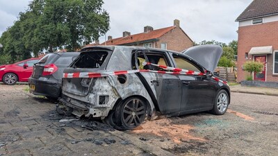 Auto in vlammen in Doetinchem: politie wil meer weten van wegrennende man(nen)