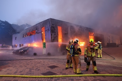 Grote brand in bedrijfsgebouw in Zeist, bedrijventerrein Seyst afgesloten