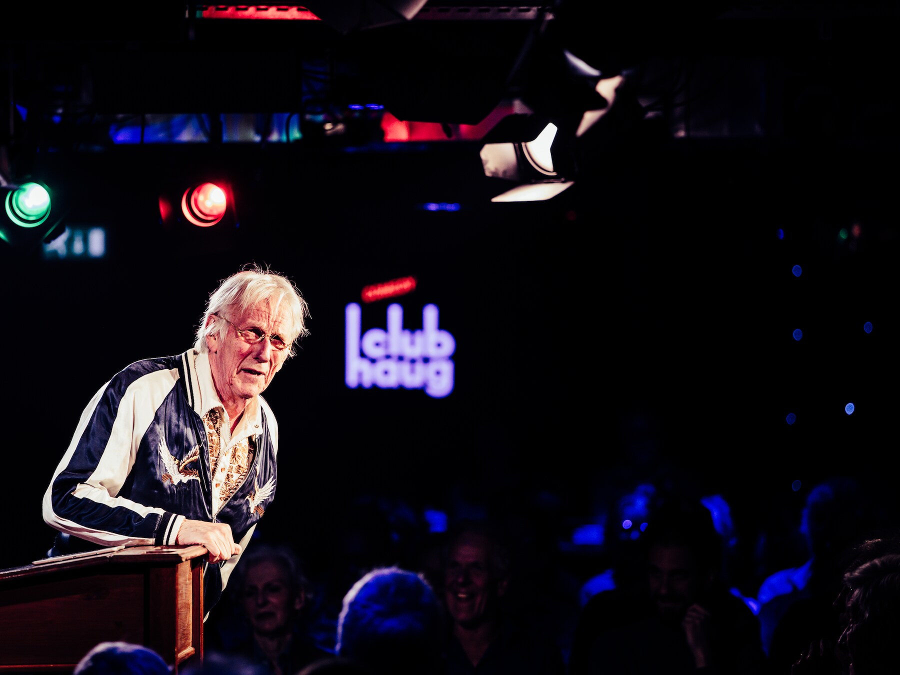 Freek de Jonge komt met relevant slotpleidooi tijdens verkiezingsconference: ‘De zaal is muisstil’
