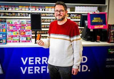 Gezochte man denkt slof sigaretten af te rekenen, maar dan grijpt Tarik in: 'Dit liet ik niet gebeuren'