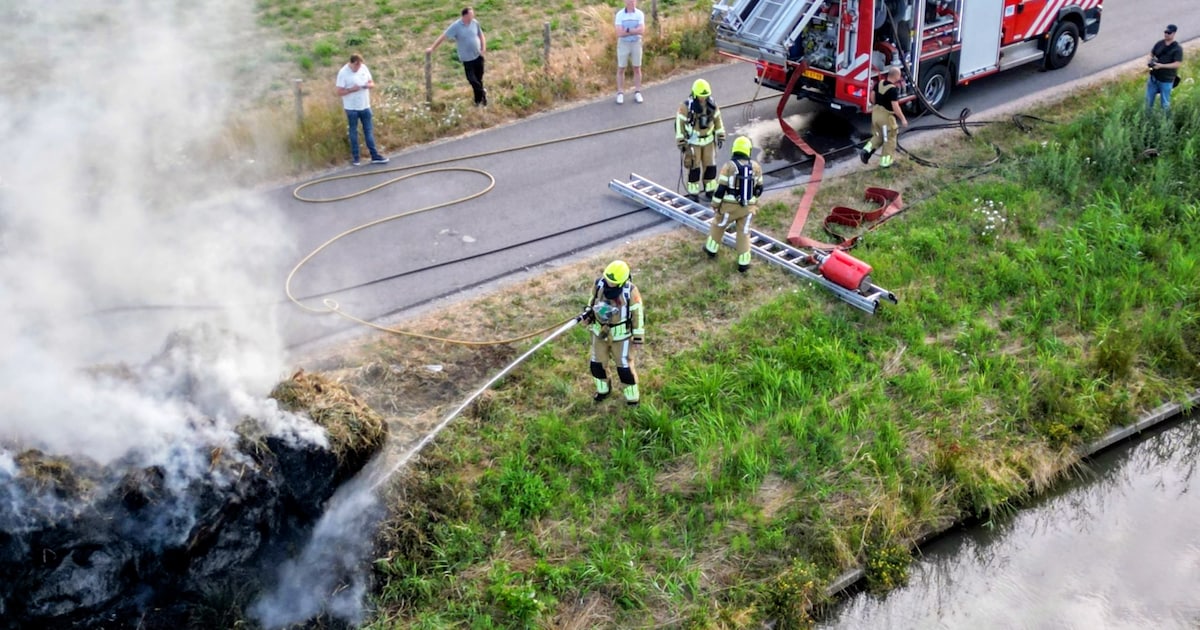 Hooirollen in brand langs Oost Kanaalweg in Zoelen