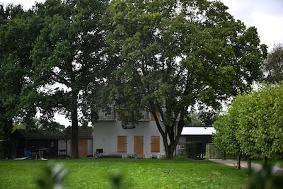 LIVE Overasselt | Huis van Jan G. volledig dichtgetimmerd • ‘Sluiting van woning lost niets op’ • Ew