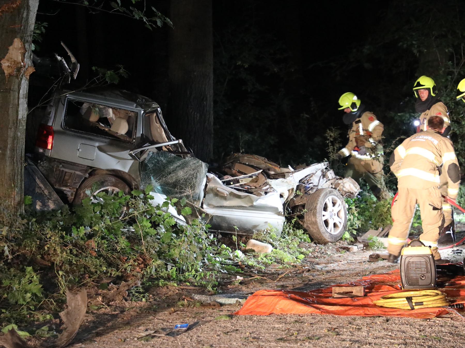 Twee doden bij ernstig ongeluk in Voorthuizen: auto compleet geplet | Binnenland | De Gelderlander.nl