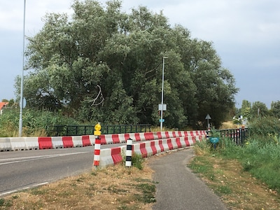 Waarom is het asfalt vernieuwd, maar de ‘rotte’ brug niet, terwijl er al twee jaar een nieuwe had mo