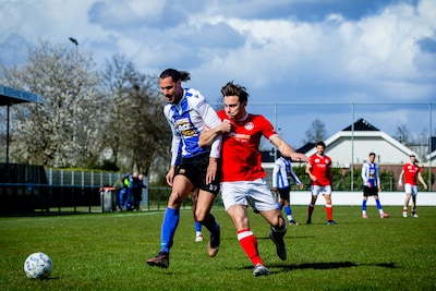 Clubman Jordy (26) overweegt vertrek bij ESA na historische degradatie: ‘Het was een chaotisch en ro
