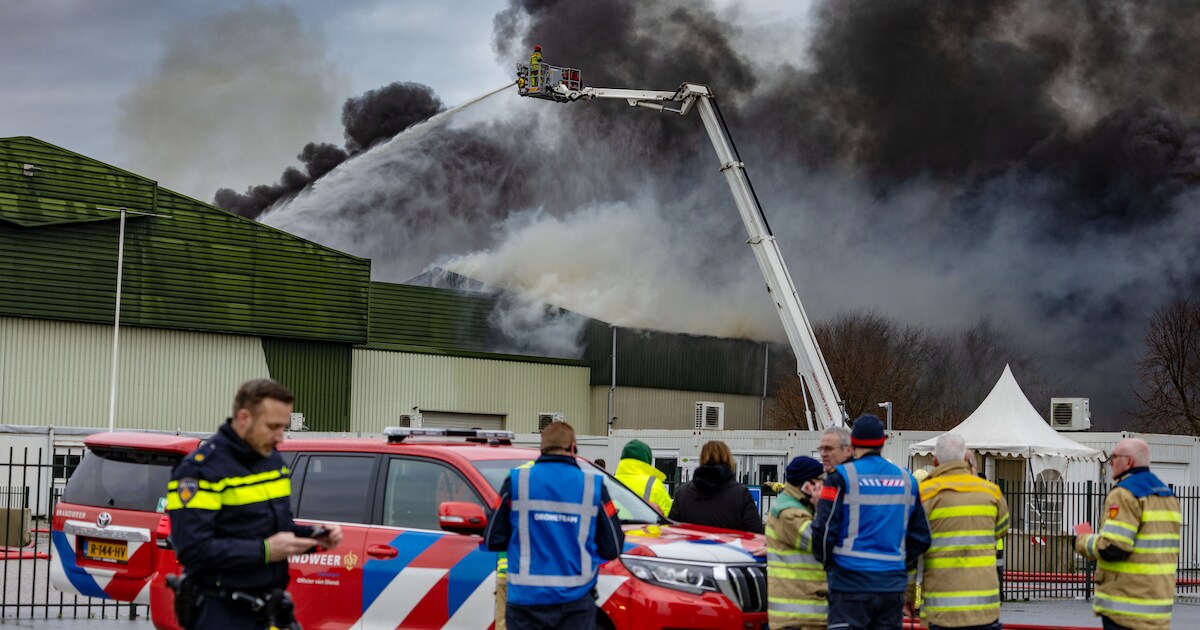 Eindeloos lijkende rij brandweerauto’s maakt duidelijk dat het goed mis ...