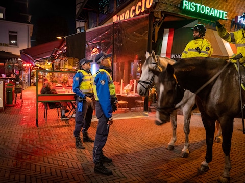 Arnhemse boa's aan het werk op de Korenmarkt (archieffoto ter illustratie).