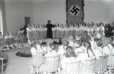 Kinderen van nazi-meisjesschool: ‘Mijn moeder wilde absoluut stilhouden wat ze daar had meegemaakt’