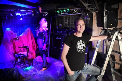 Veel steun voor muziekcafé Dollars, dat nu een hotel als buurman heeft en klachten krijgt over geluidsoverlast: ‘Typisch Nederland, dit’