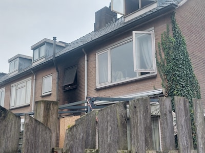 Na verwoestende woningbrand wil man (49) in schuur bij zijn huis gaan slapen, maar dat mag niet zoma
