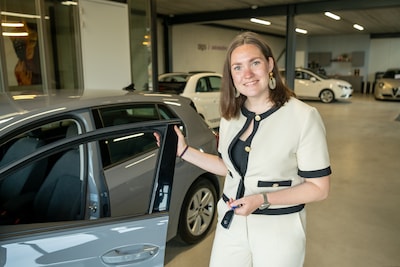 Iris (26) opent eigen autobedrijf: ‘Als enige meisje stapte ik die mannenwereld in’
