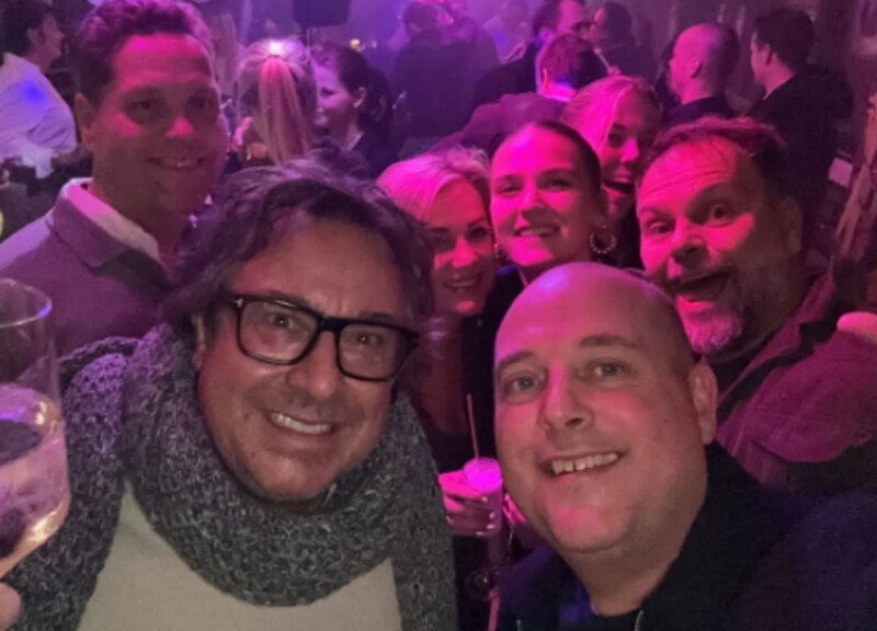 Marco Borsato gespot tijdens gezellig avondje uit: zingt mee met eigen  muziek | Show | De Gelderlander.nl