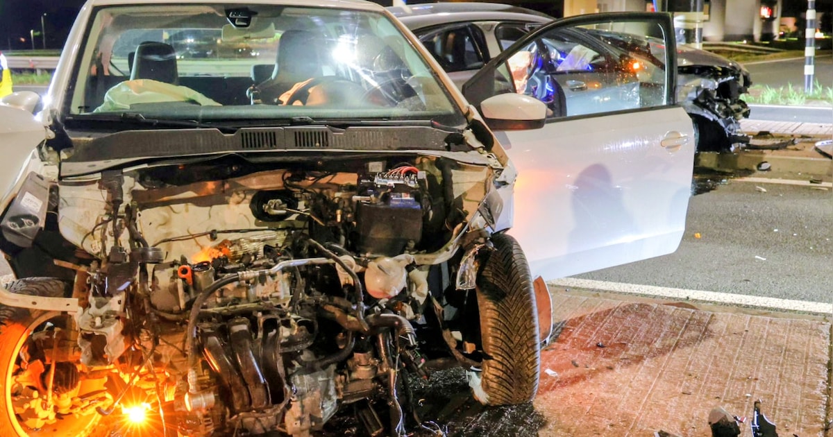 Twee auto's zwaar beschadigd bij botsing op viaduct over A15 in Ochten