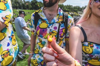 Eendjes veroveren Tomorrowland: dit is waarom festivalgangers massaal ‘quack’ uitdelen