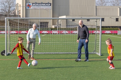 Wethouders trappen start herinrichting sportpark Malden letterlijk af