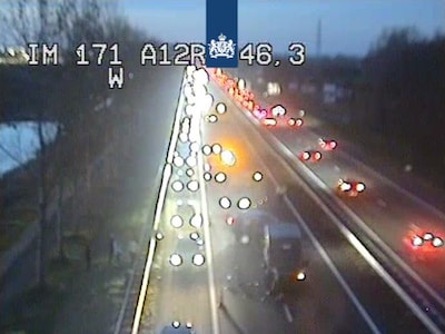 Grote file op de A12: rijstroken dicht en verkeer via vluchtstrook
