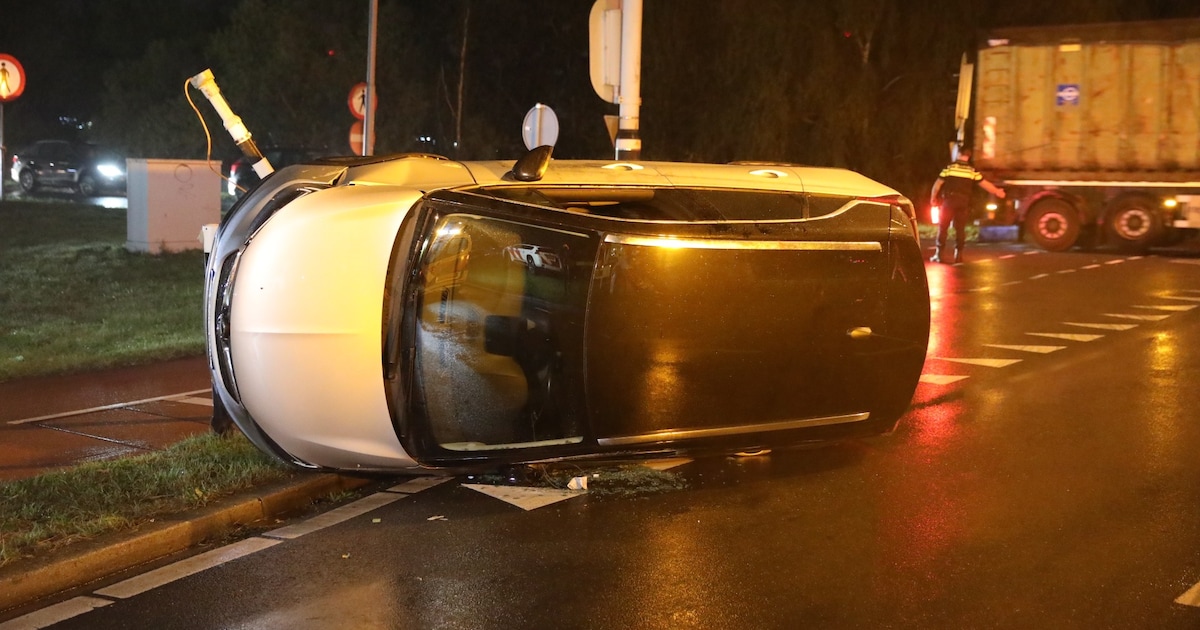 Auto belandt op zij en beschadigd stoplicht in Roosendaal