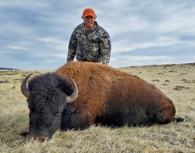 Amerikaanse miljonair (75) jaagt in Afrika op zeldzame antilope, maar wordt vertrapt door olifanten