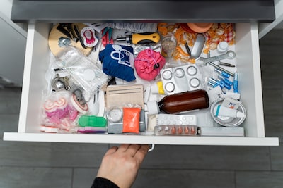 In Vera’s keukenla ligt een sleutel met een kleurrijk balletje, jarenlang weet ze niet waar die van 