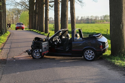 Cabriolet crasht tegen boom in Woudenberg
