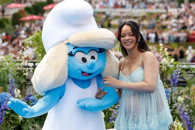 Rihanna straalt met babybuik in lichtblauwe jurk op wereldpremière Smurfen-film in Brussel