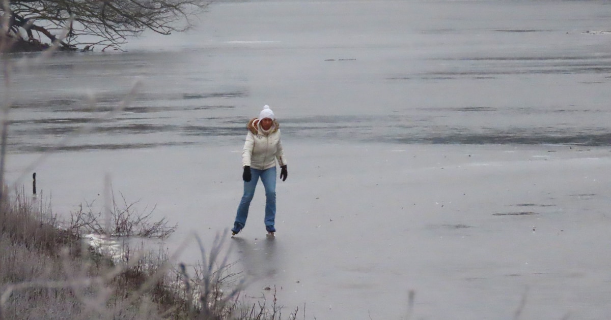 Eenzame schaatser langs de uiterwaarden en schaaknacht in Druten
