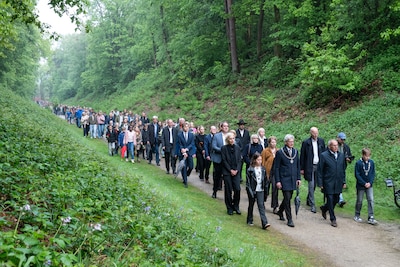 Dodenherdenking bij Kamp Amersfoort in teken van verbinding: ‘Je moet samen lopen om bij elkaar te b