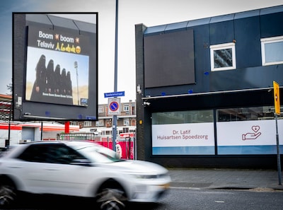 Huisarts plaatst scherm op gevel met gewelddadige video over Israël: ‘Jullie tijd om te bloeden’